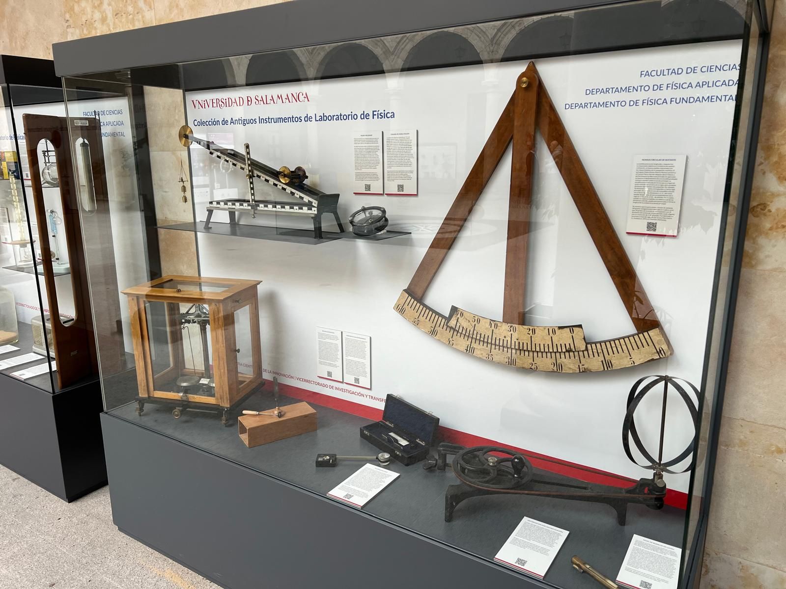Colección del Laboratorio de Física en el Claustro del Edificio Trilingüe de la Facultad de Ciencias
