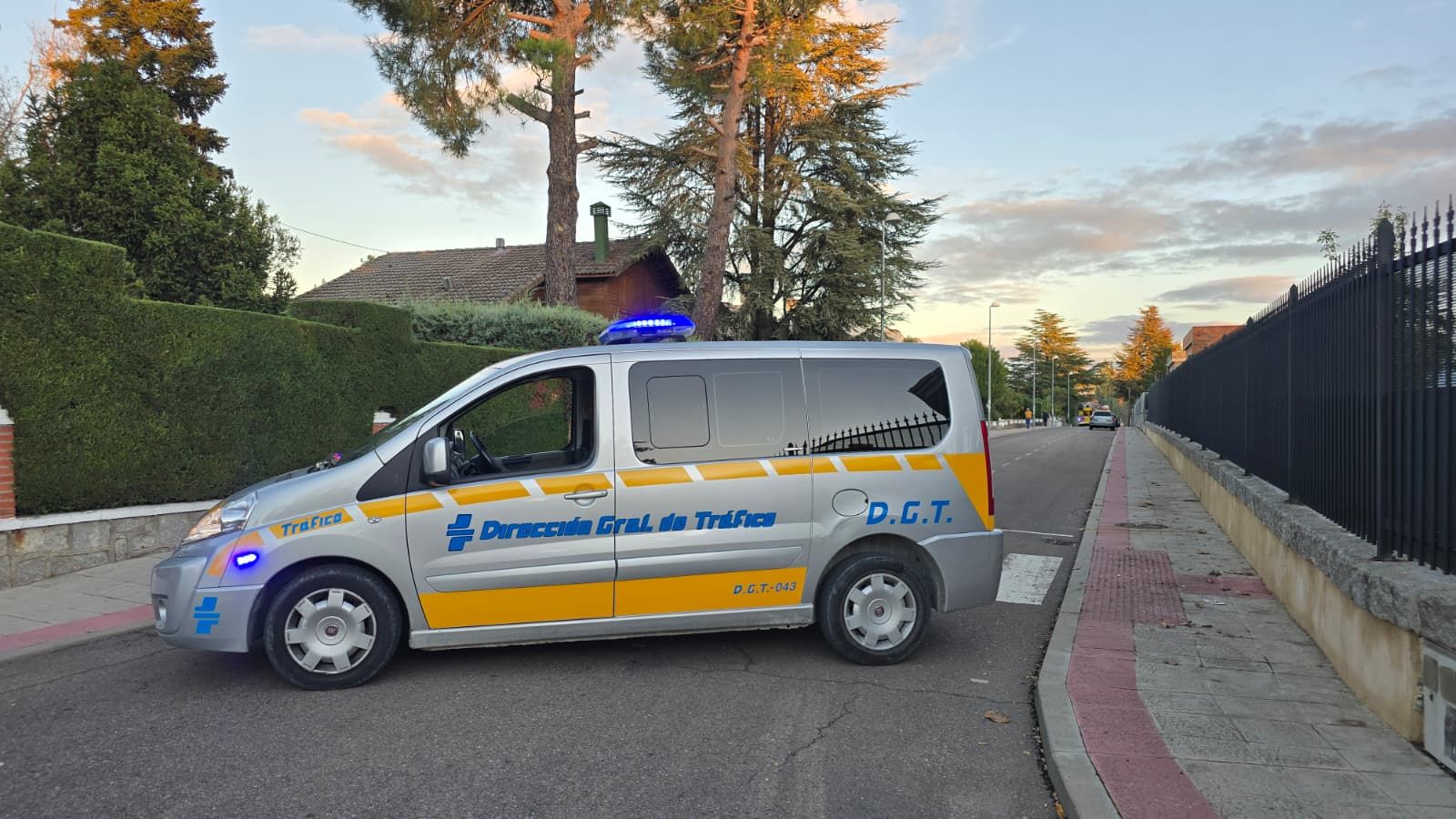 Incendio en una vivienda en la urbanización de Valdelagua con presencia de bomberos, Policía Local y Guardia Civil