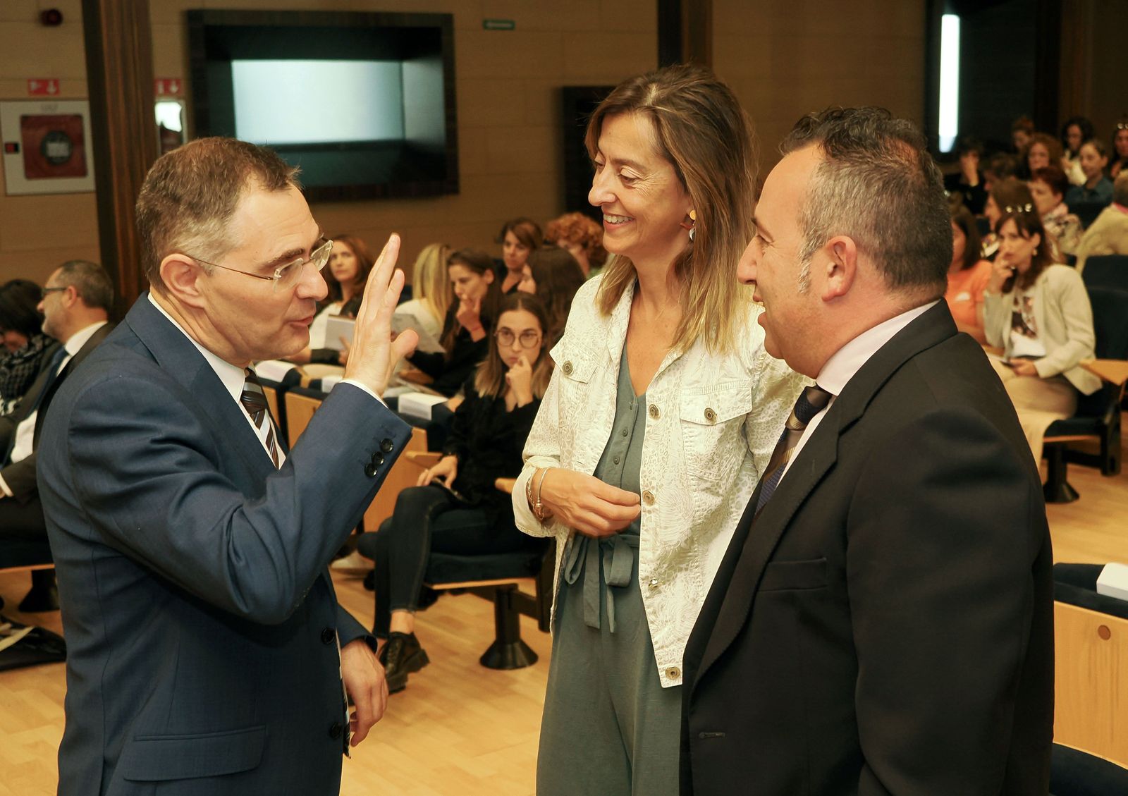 El presidente de Fecyljar, Ángel Aranzana, y la directora general de Familia, Esperanza Vázquez. durante la inauguración del I Congreso sobre Salud Mental y Adicciones en Jóvenes de la Federación Castellano y Leonesa de Jugadores de Azar Rehabilitados-ICAL El presidente de Fecyljar, Ángel Aranzana, y la directora general de Familia, Esperanza Vázquez. durante la inauguración del I Congreso sobre Salud Mental y Adicciones en Jóvenes de la Federación Castellano y Leonesa de Jugadores de Azar Rehabilitados-ICAL