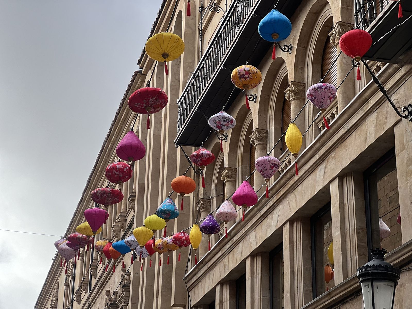 Farolillos chinos en la calle de Zamora