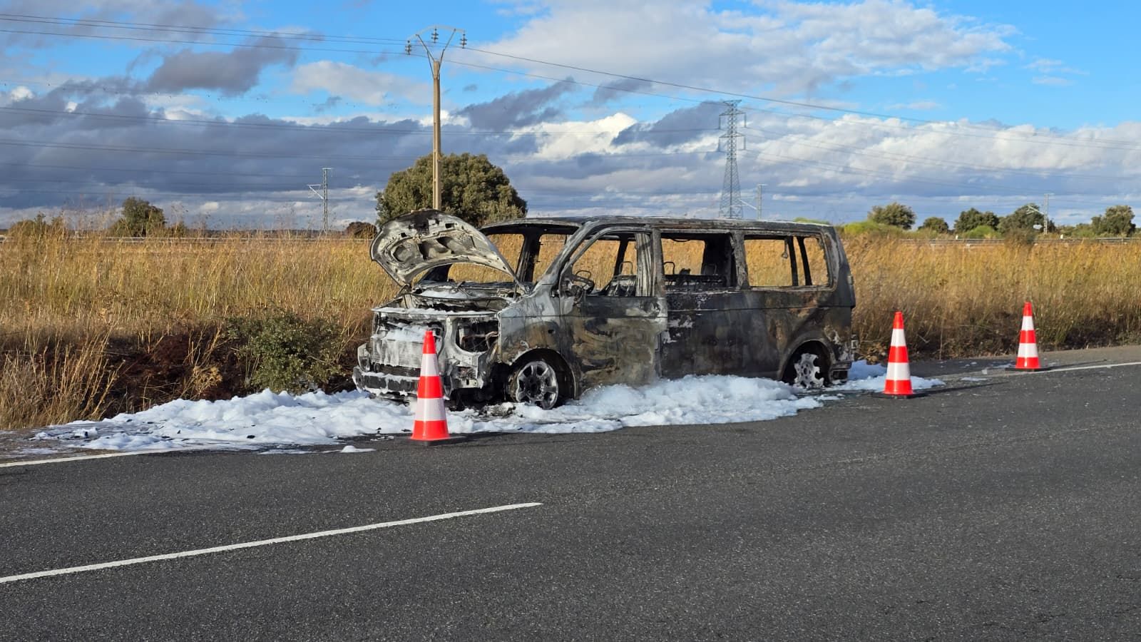 Una furgoneta echa a arder en la N-620, en Barbadillo