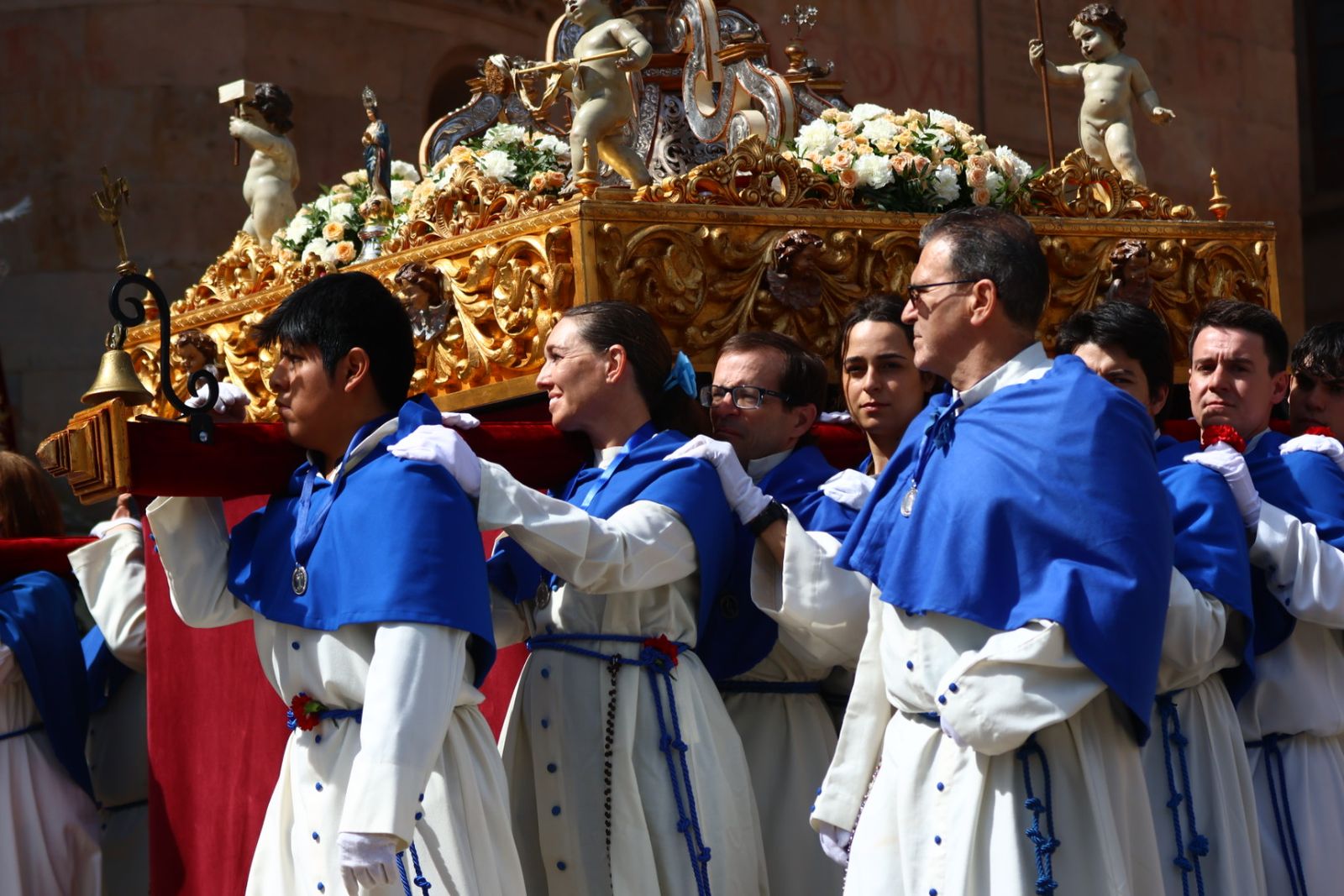Procesión del encuentro de Nuestra Señora de la Alegría y Jesús Resucitado en el Domingo de Resurrección en Salamanca