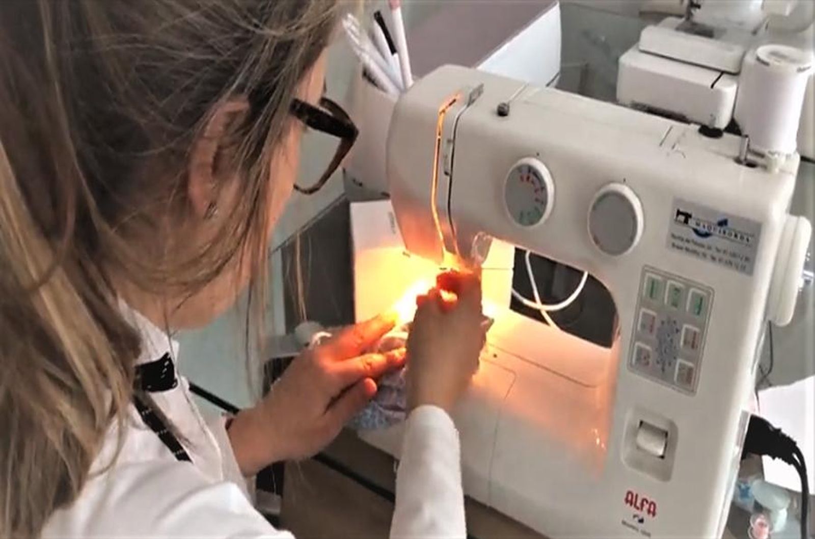 Voluntaria Iberdrola fabricando mascarillas