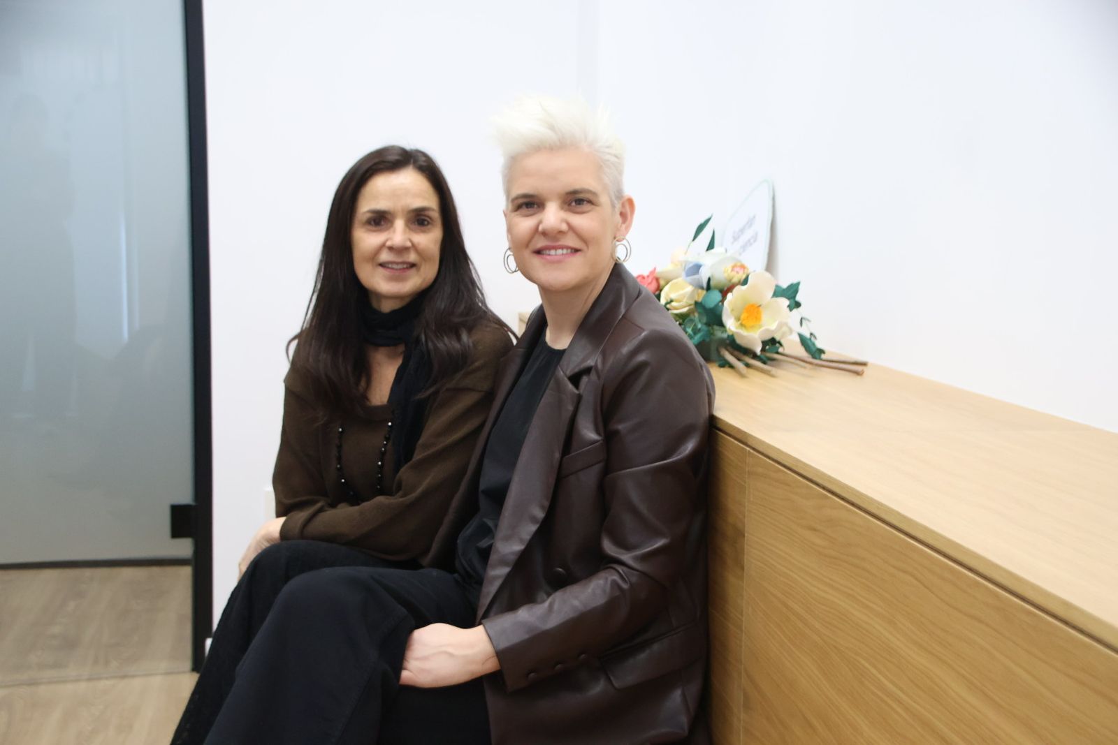 Cristina Bajo, coordinadora de voluntariado de la AECC junto a Deolinda, voluntaria.