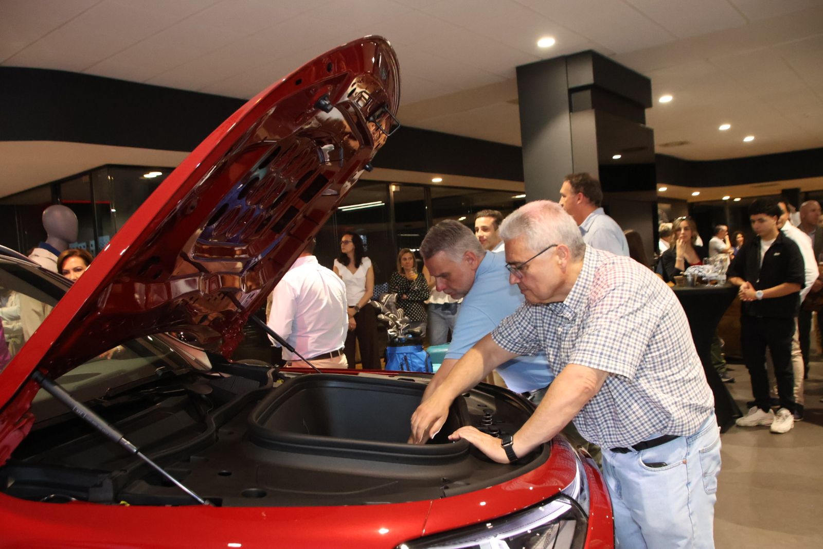 Presentación dos coches en la mercedes