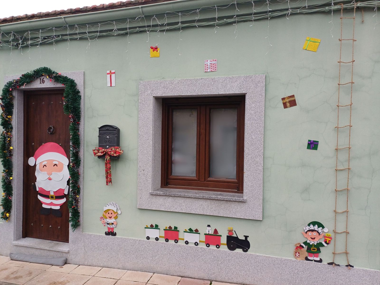 J.M.S. - Decoración navideña en una vivienda de Villamayor (1).jpg