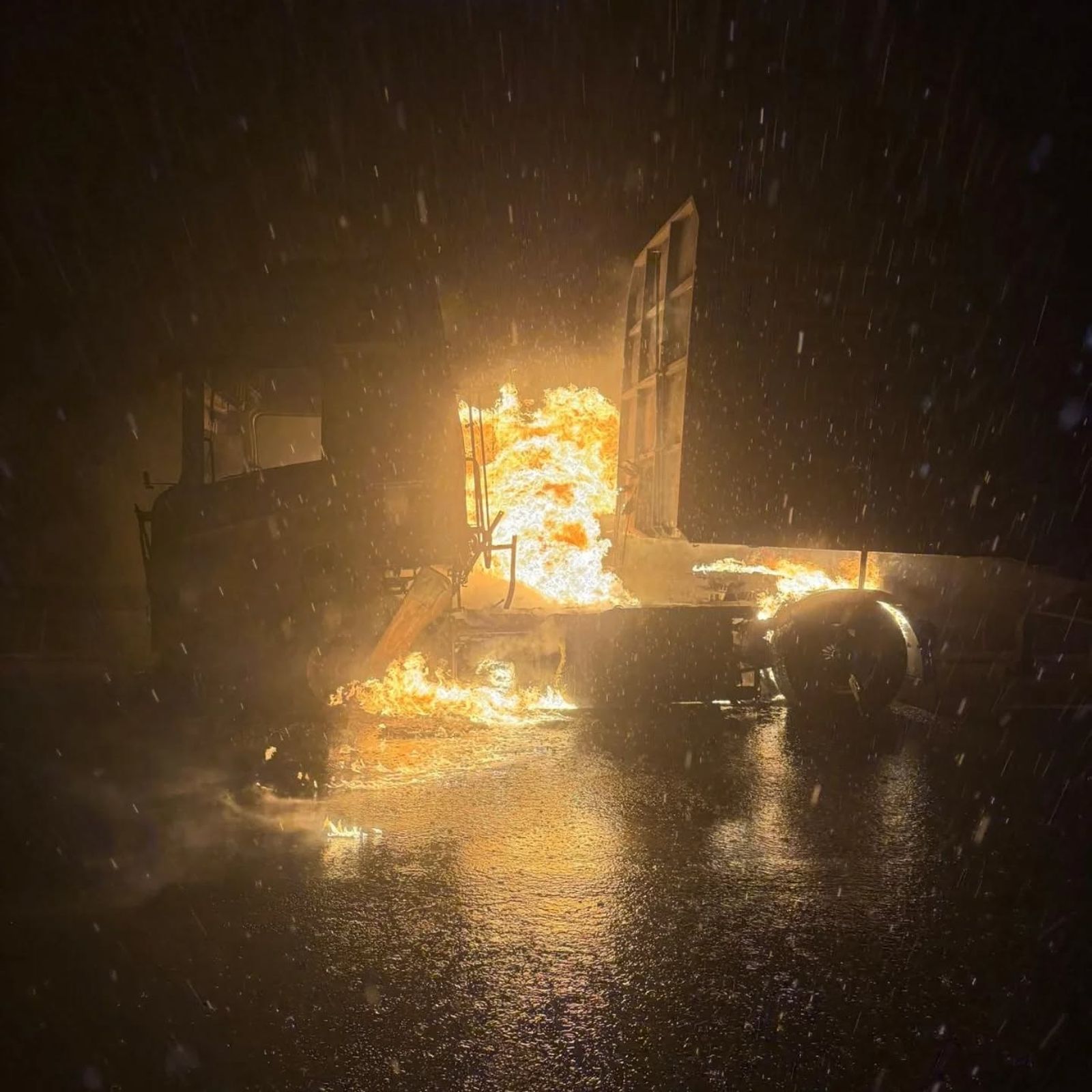 GALERÍA | Arde un camión en la A-52 en Zamora