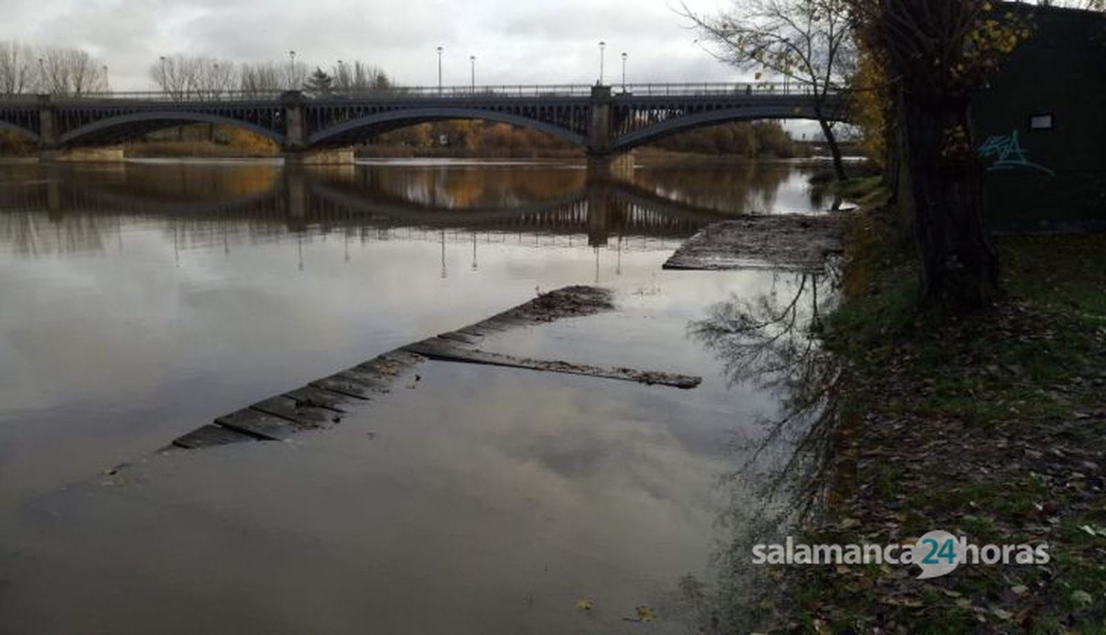 Agua en el Puente Romano y embarcadero del Tormes