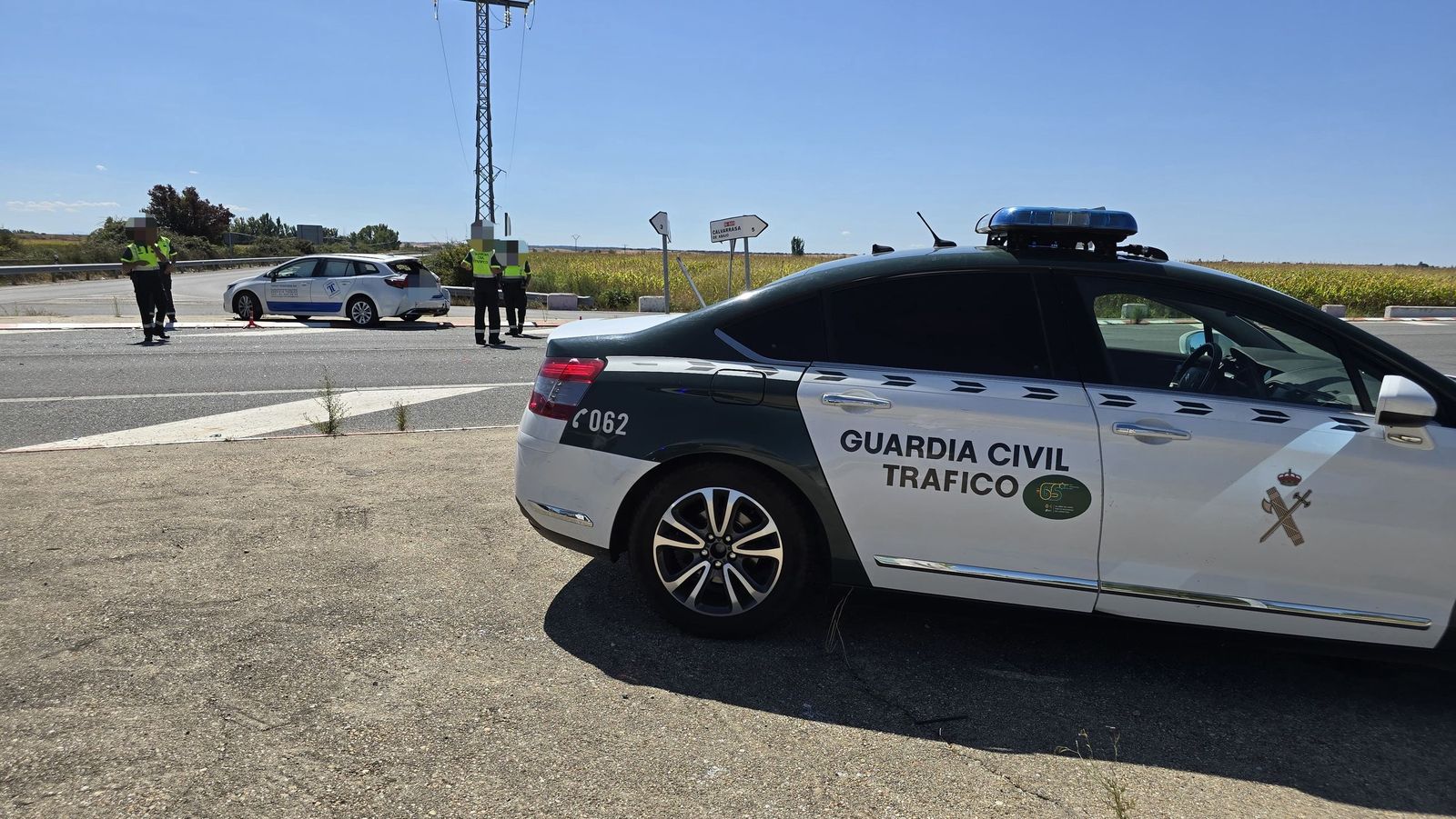 Colisión de un coche y un bus de Avanza en Machacón