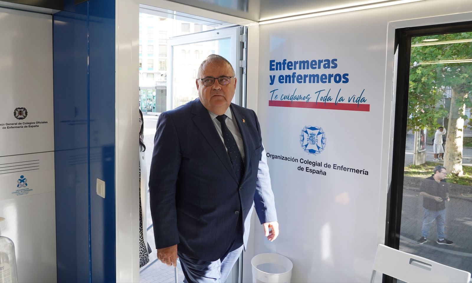 El consejero de Sanidad, Alejandro Vázquez Ramos, visita el "tráiler sanitario", iniciativa de la Organización Colegial de Enfermería, cuyo objetivo es fomentar los hábitos saludables y sensibilizar a la población de la labor esencial de la enfermería. ICAL