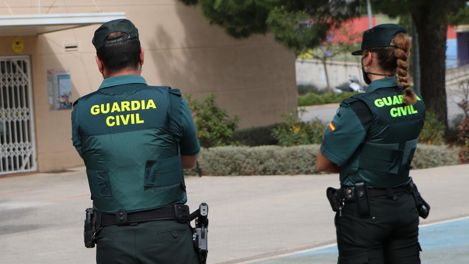 Dos agentes de la Guardia Civil.   GUARDIA CIVIL. Archivo