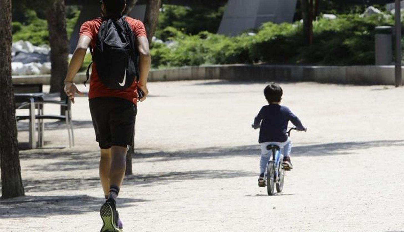 Un padre y su hijo pasean por la ciudad. EP