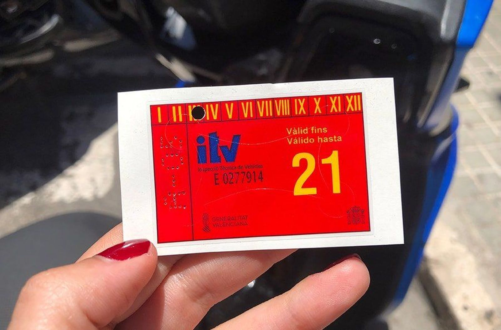 Pegatina de la ITV roja | Fotografía Tamarit