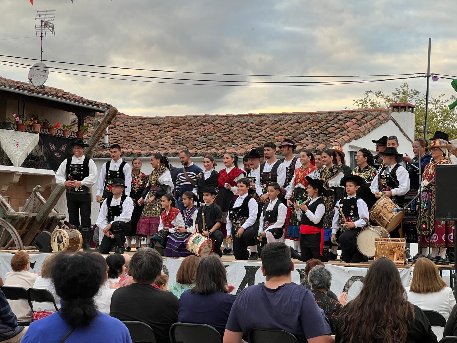 Foto de familia de los participantes en el VII Certamen de Tamborileros 'Andrés Calles' de Guadramiro