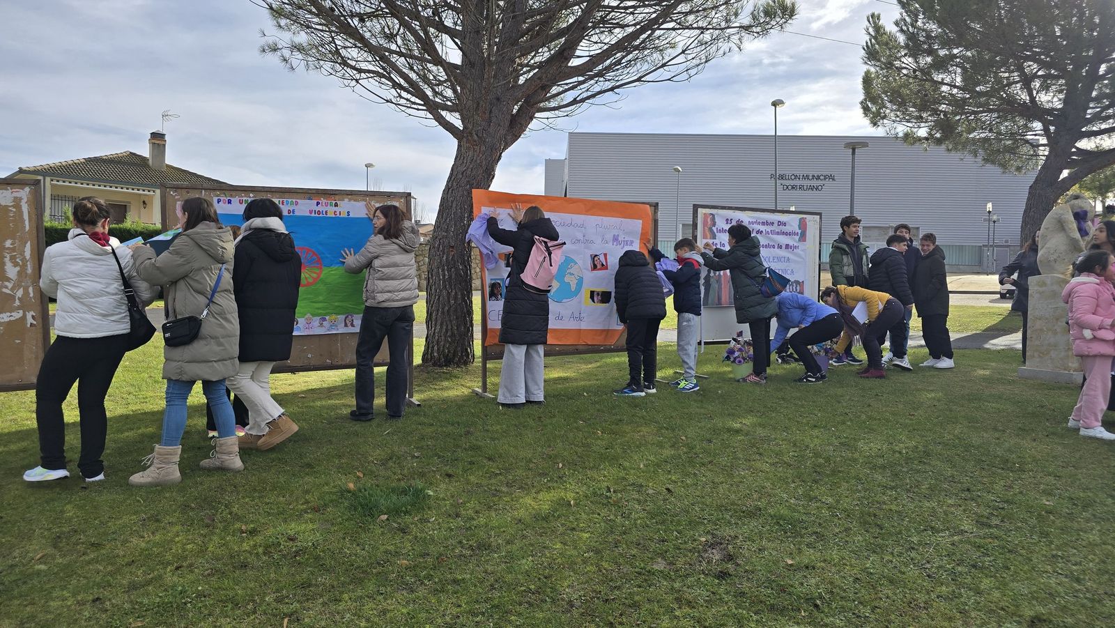 Ofrenda floral y lectura del manifiesto institucional por el Día Contra la Violencia de Género