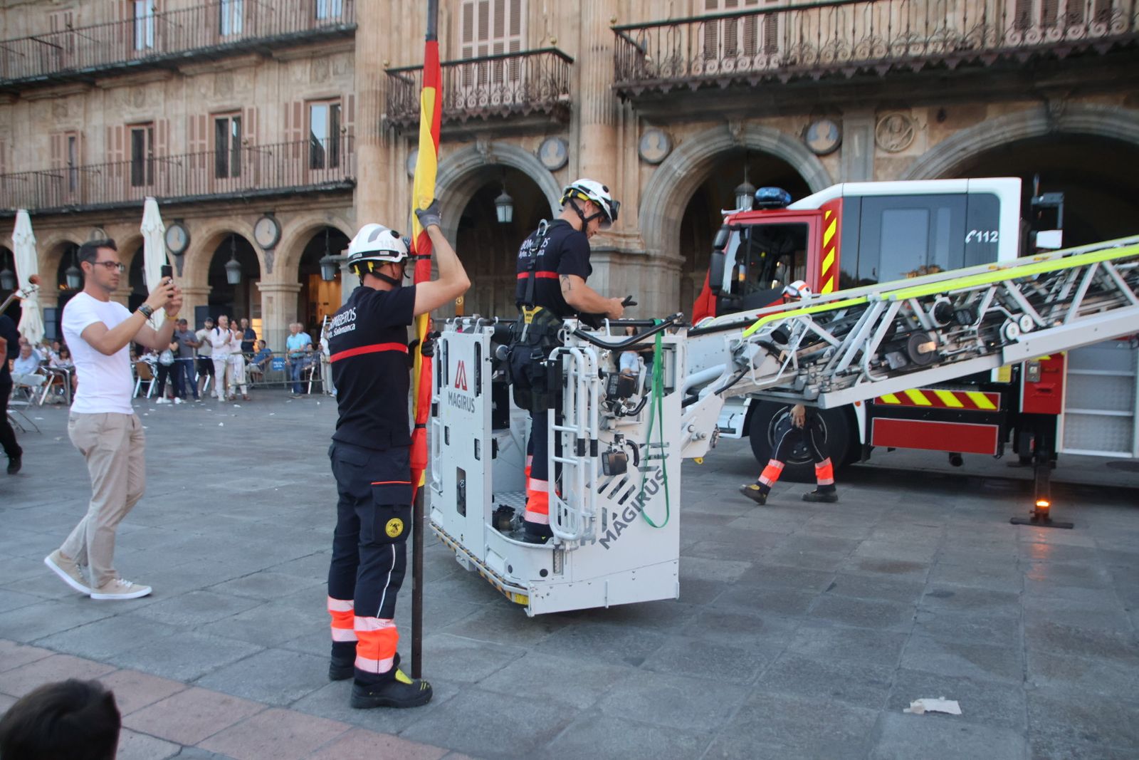 El alcalde de Salamanca, Carlos García Carbayo, y miembros de la Corporación Municipal asisten al tradicional acto de colocación de La Mariseca