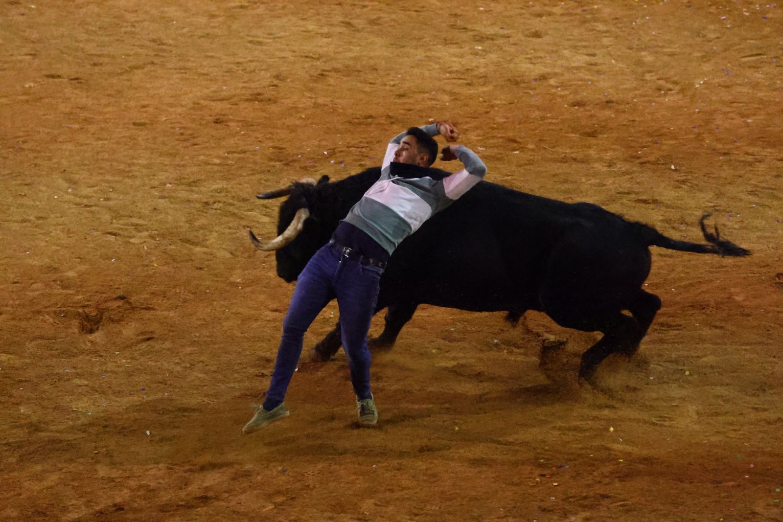 Capa y desencierro de tarde de lunes en el Carnaval del Toro 2026