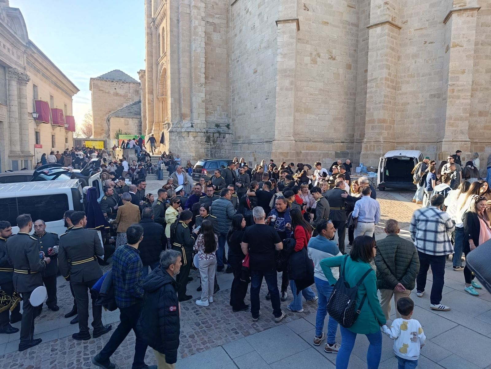 Centenares de cofrades toman un descanso con sus familias junto a la Catedral