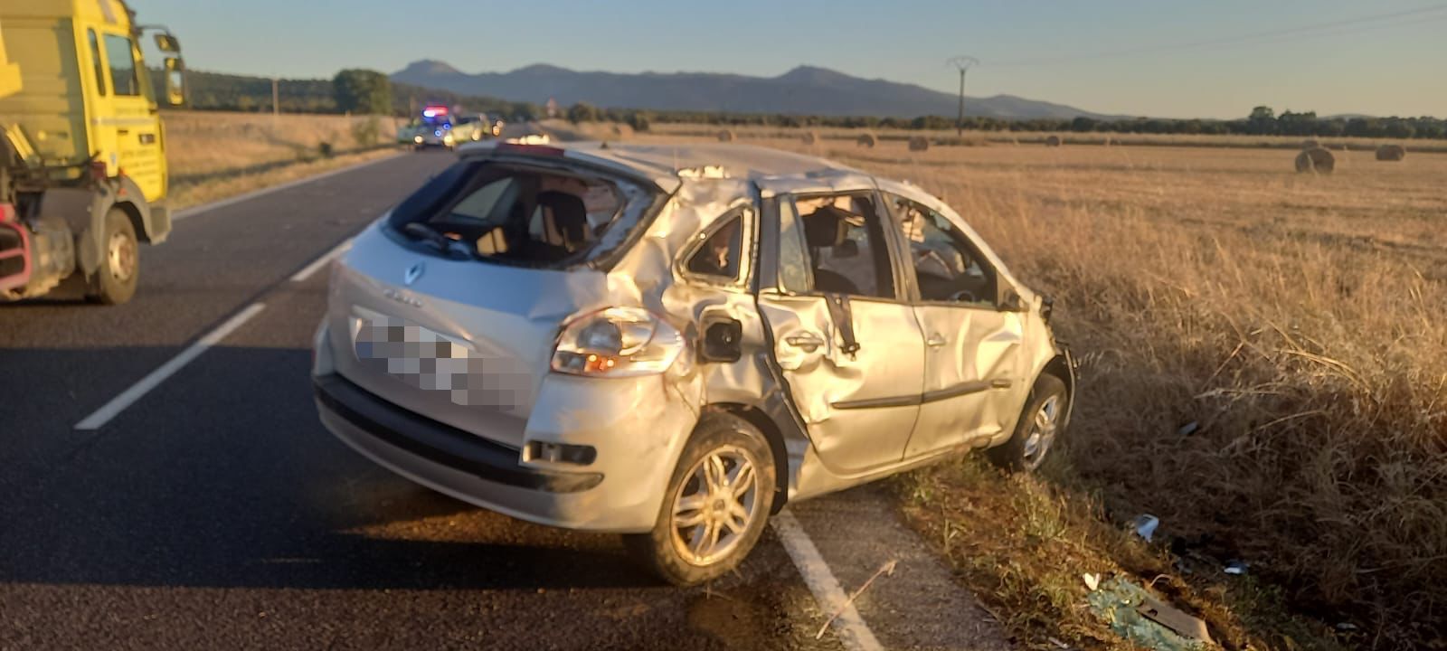 Tres heridos tras volcar un turismo en la SA-201