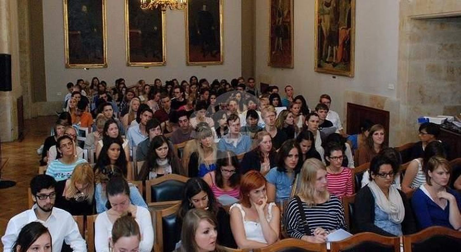 Los ‘erasmus’ gastan más de tres mil euros durante su estancia en España