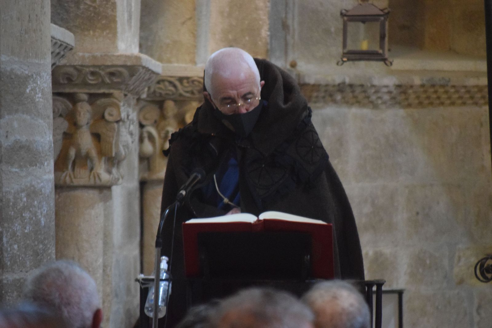 Rito de entrada de nuevos hermanos en las Capas Pardas