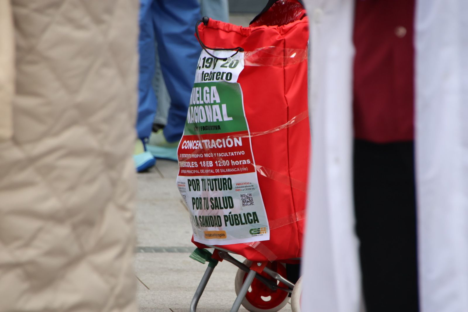 Los médicos de Salamanca se manifiestas a las puertas del hospital