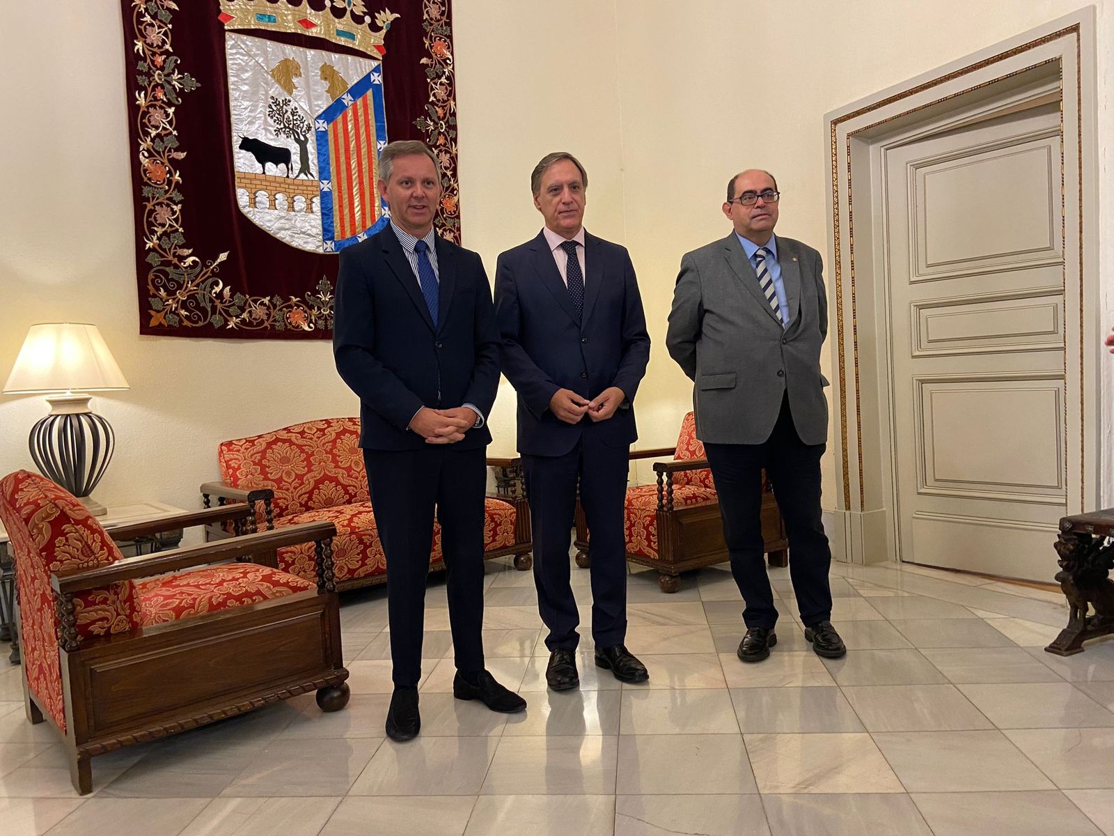 El alcalde de Salamanca, Carlos García Carbayo, y el presidente de Mercasa, José Miñones antes de una reunión.