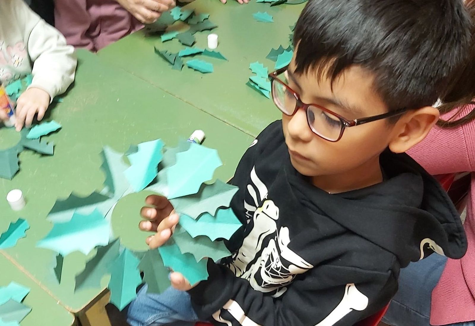 un-taller-de-adornos-de-acebos-para-ninos-en-terradillos-6