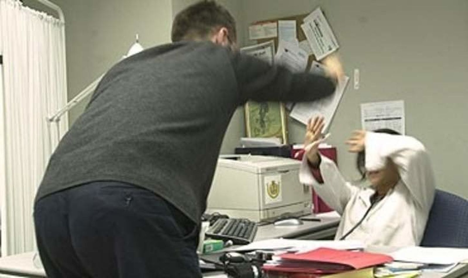 Aumentan las agresiones físicas y verbales a los trabajadores sanitarios. Archivo