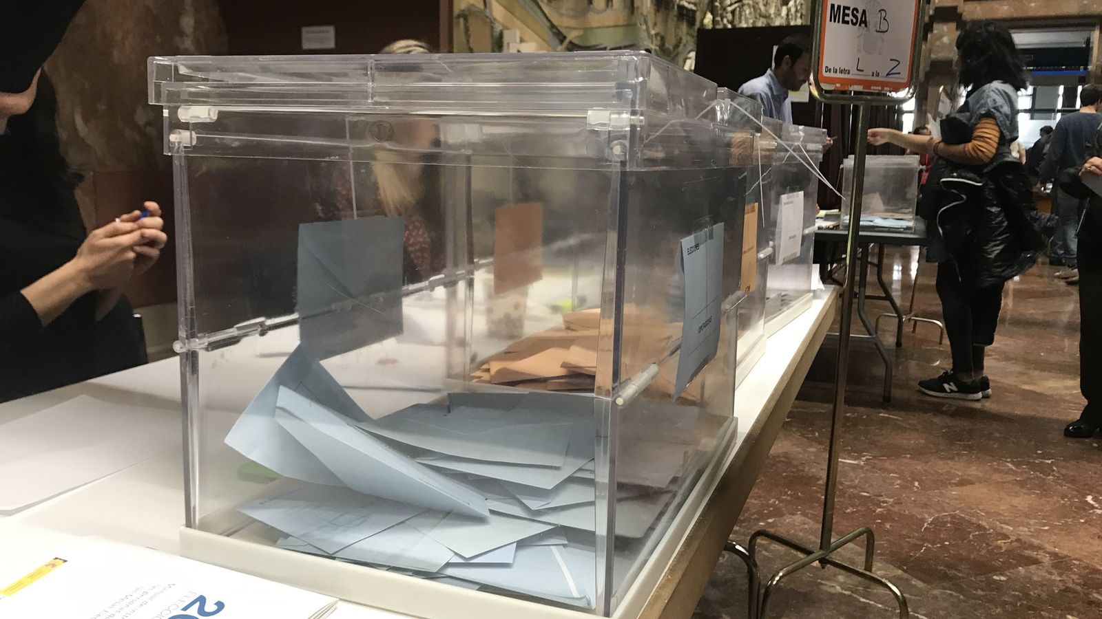 Urnas en de colegio electoral situado en un Ayuntamiento