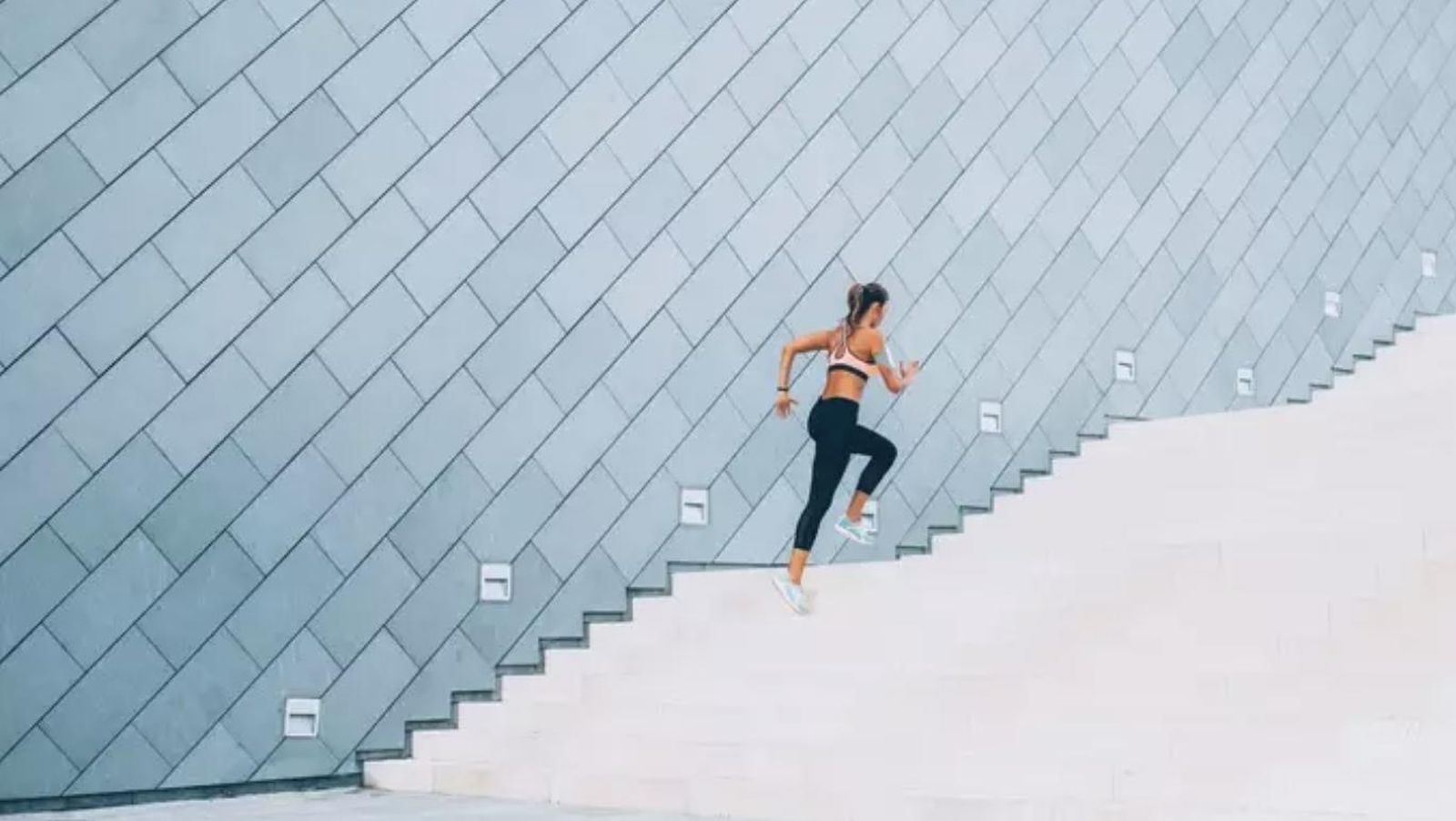 Ejercicio, subir escaleras. - TODOR TSVETKOV/ ISTOCK - Archivo