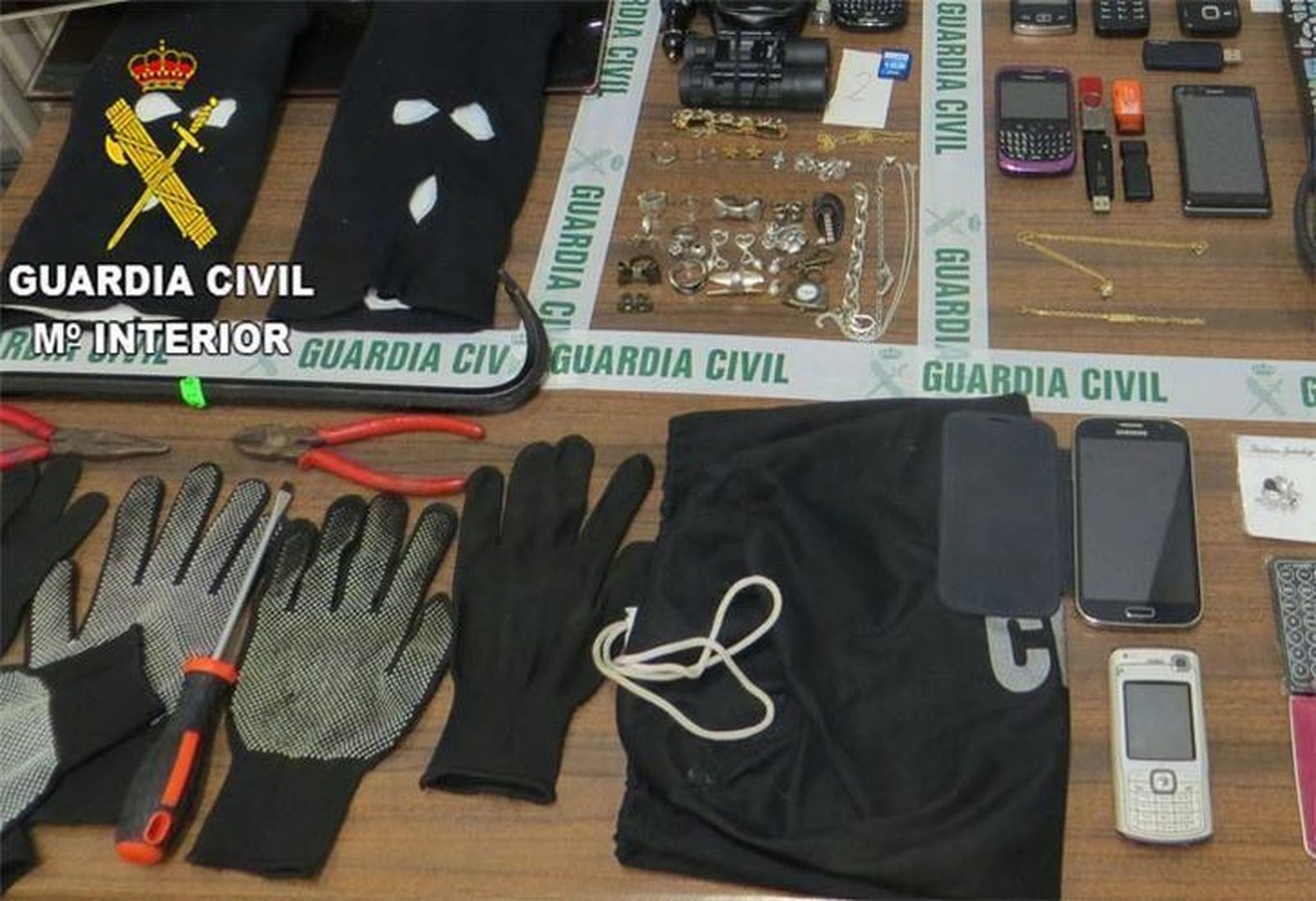 La Guardia Civil detiene a cuatro integrantes de una banda que cometía delitos con fuerza en el interior de viviendas