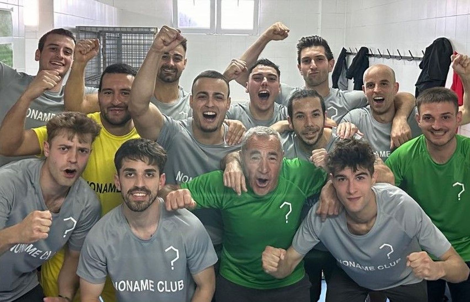 Jugadores del Noname celebran en el vestuario tras vencer al San Cristóbal por 18-0. Foto: Noname Club.