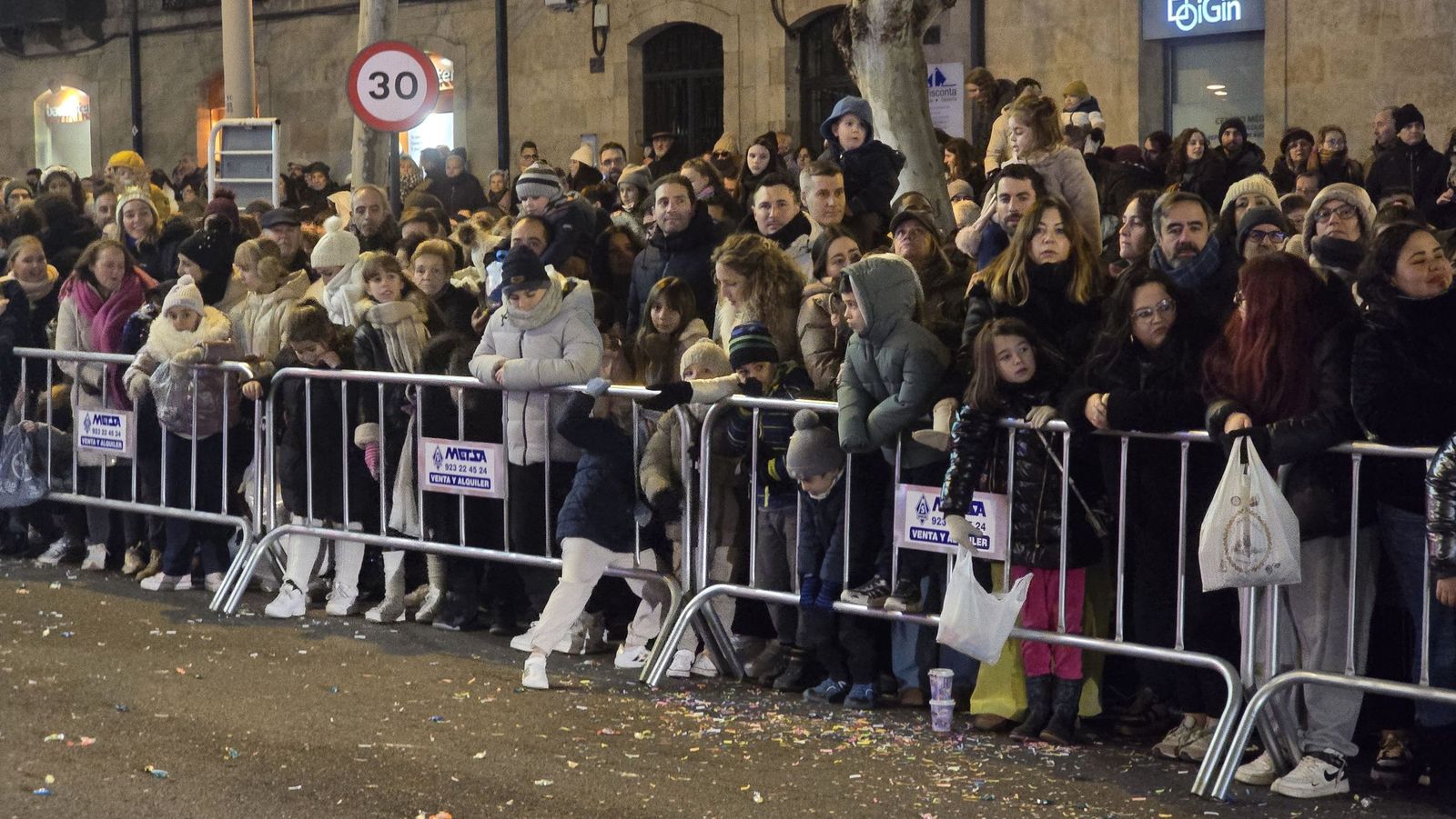 Niños y mayores viven con ansia el paso de la Cabalgata de Salamanca 2026