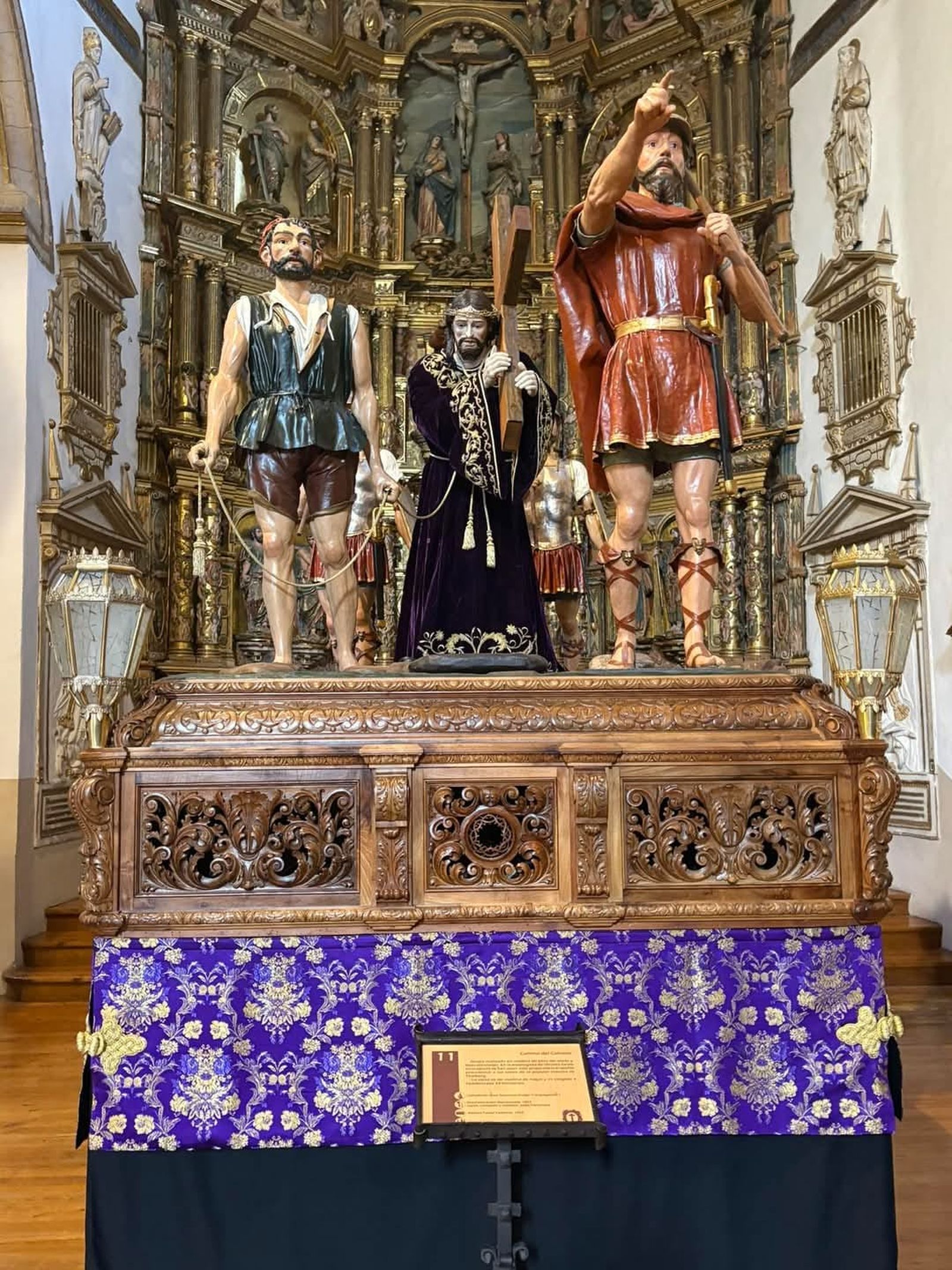 El Cinco de Copas recupera sus faroles para iluminar la madrugada de Viernes Santo