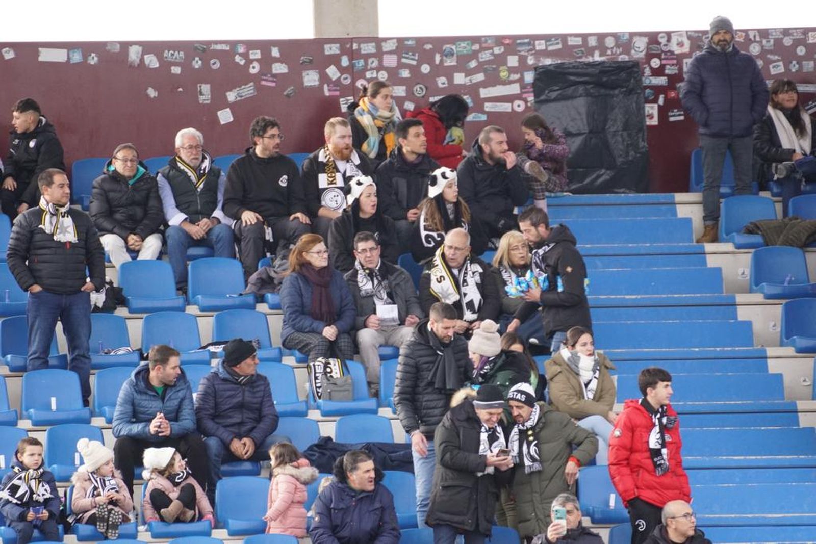 ambiente-en-las-gradas-en-el-partido-de-copa-del-rey-unionistas-sporting-de-gijon-9
