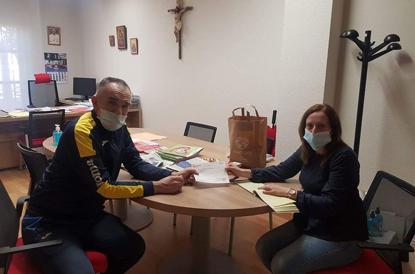 FOTO DONACION A CARITAS MAYO 2020