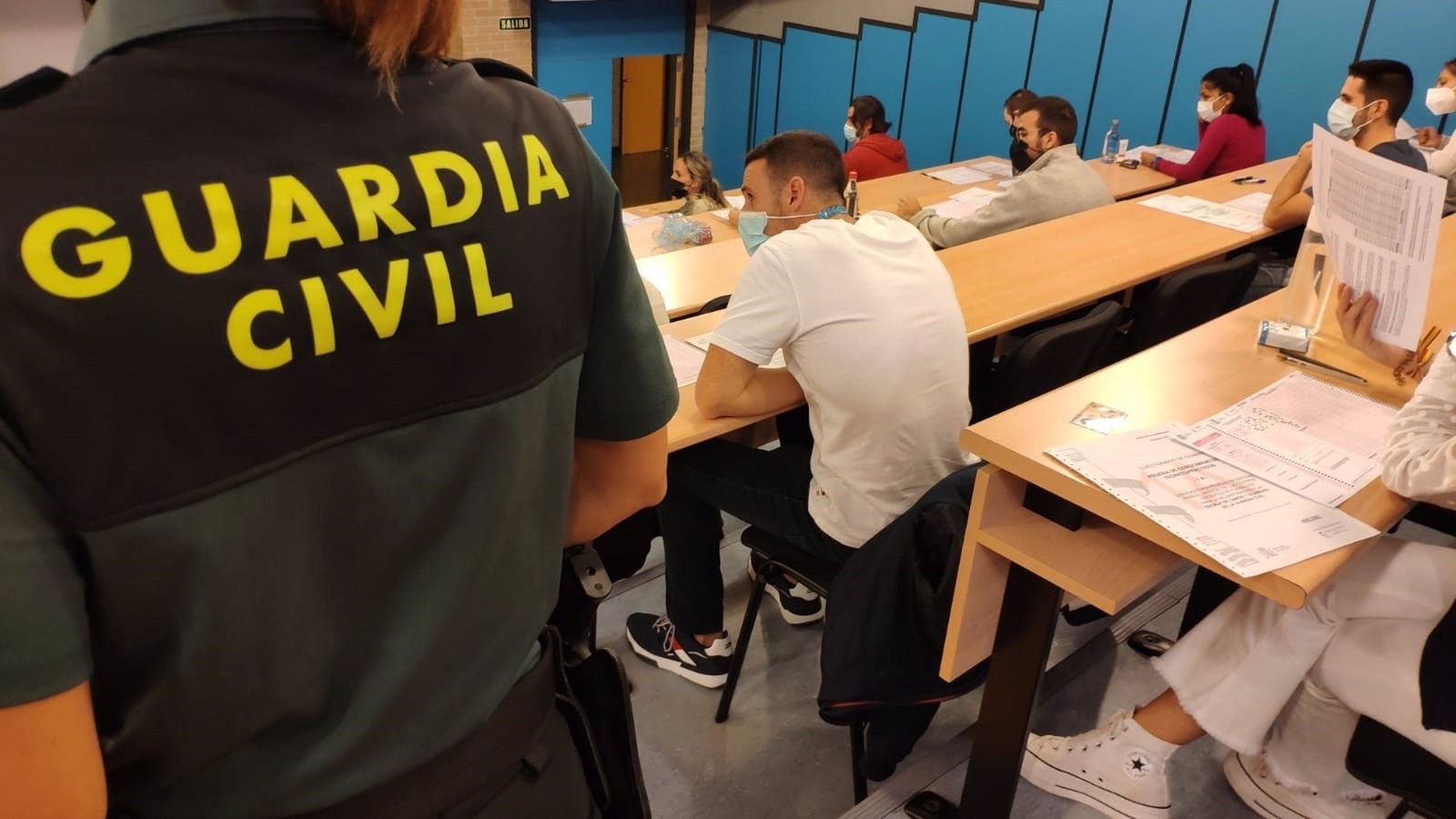 Opositores durante el examen de la fase de conocimientos. EP Opositores durante el examen de la fase de conocimientos. EP