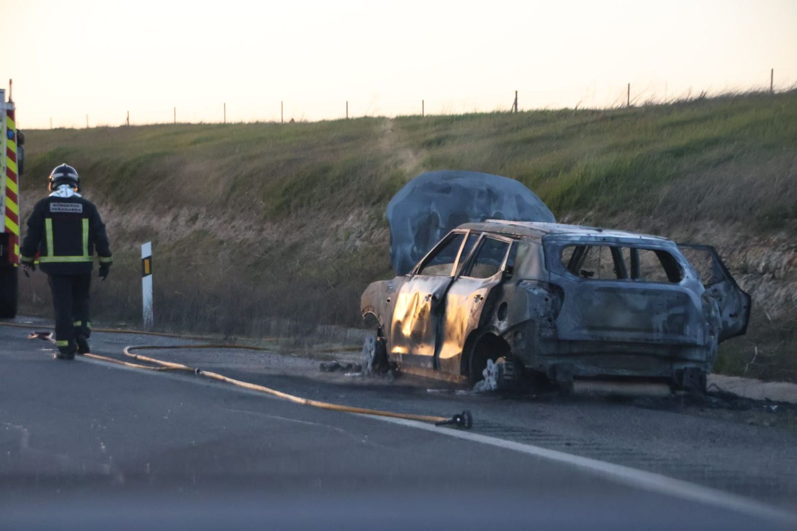 Un coche echa a arder en la A´50