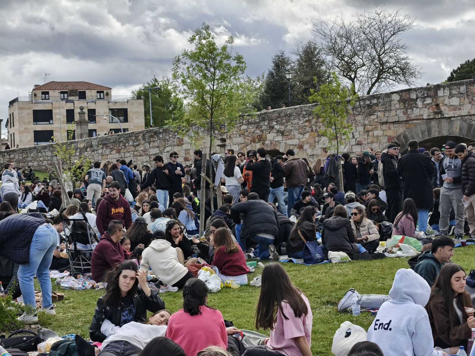 Un multitudinario Lunes de Aguas en Salamanca llena la ribera del Tormes