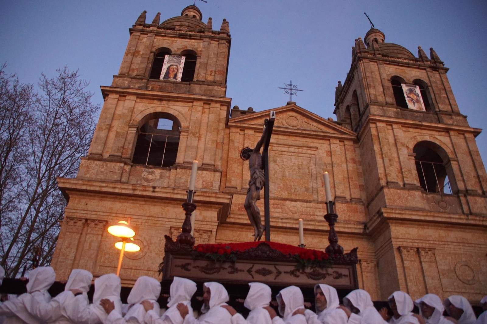 María Nuestra Madre y el Cristo del Amor y de la Paz en la procesión de la Semana Santa 2026 en Salamanca