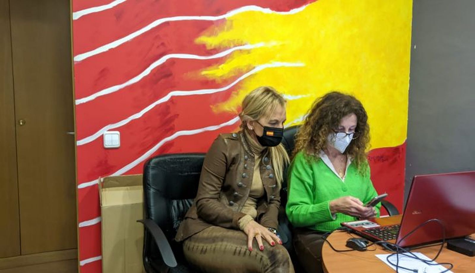 Maria Luisa Calvo siguiendo el escrutinio en la sede de VOX