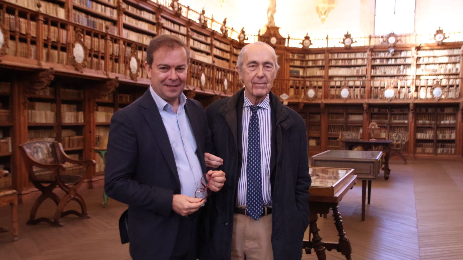 Entrevista a Luis Alberto de Cuenca y el novelista Javier Sierra