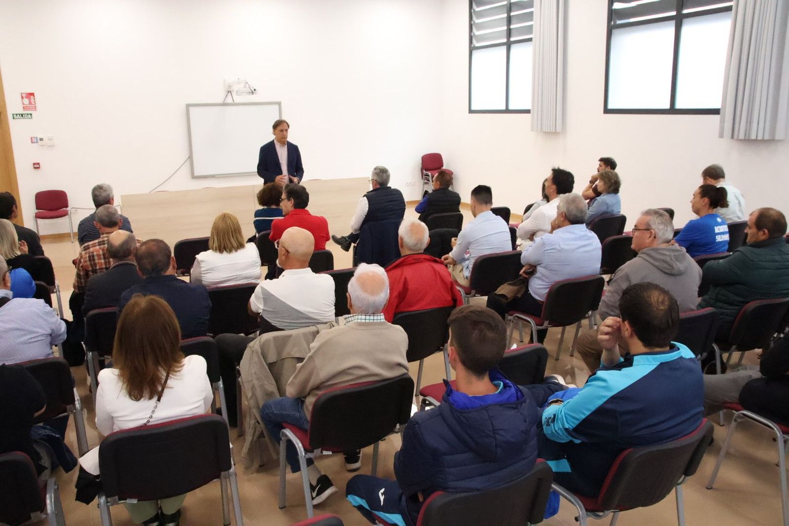 Carlos García Carbayo, mantiene un encuentro con clubes y asociaciones deportivas de la ciudad