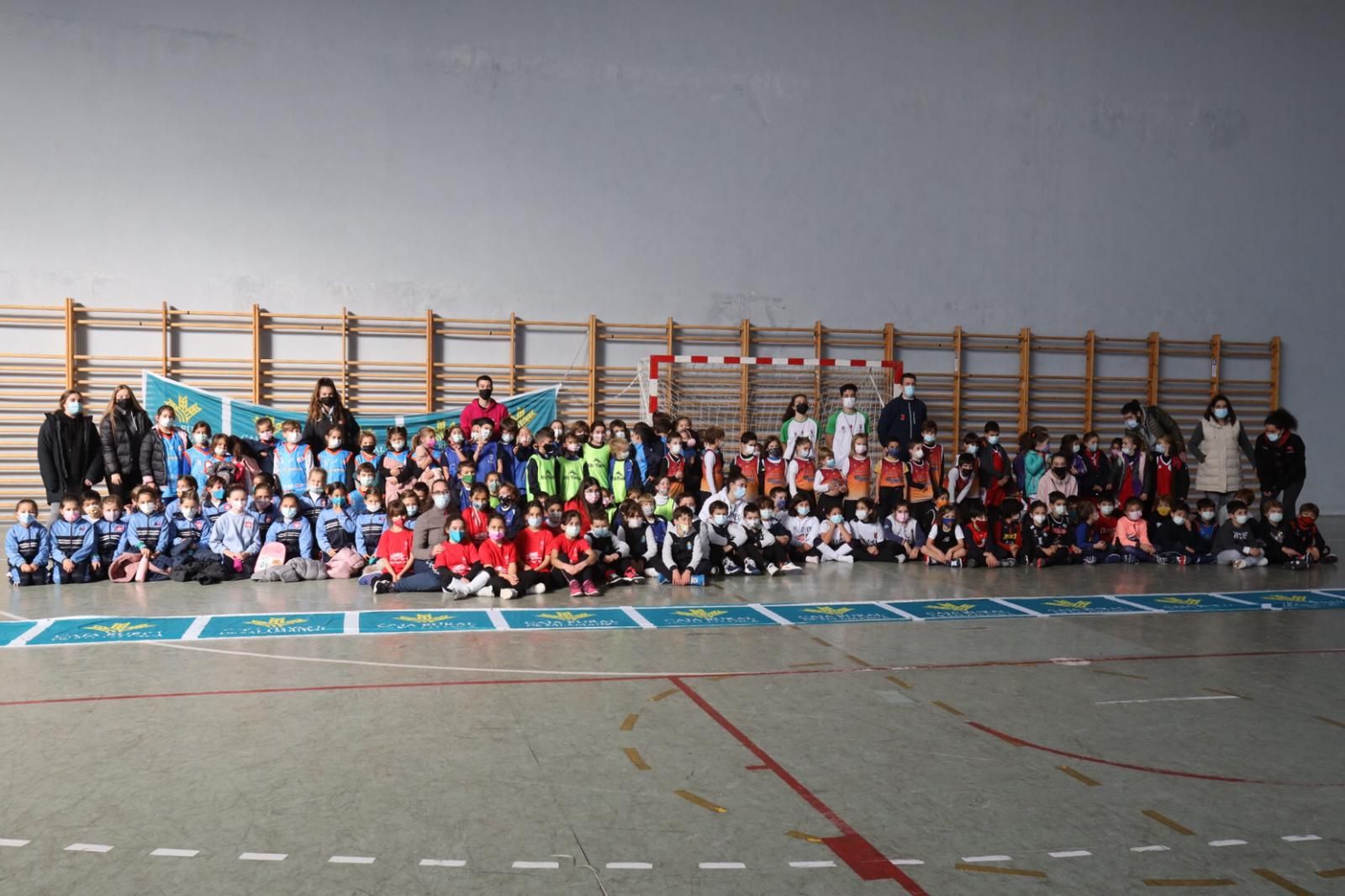 Foto de familia de los grupos que participan en el Caja Rural pequebasket que se celebra en Santa Marta (6)