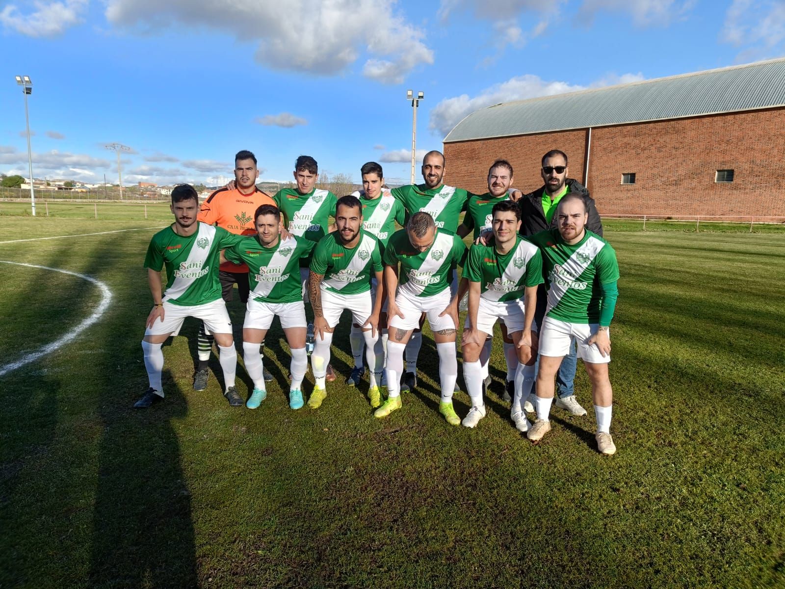 Miguel Haedo, entrenador del Coreses, posa con los jugadores antes de un partido