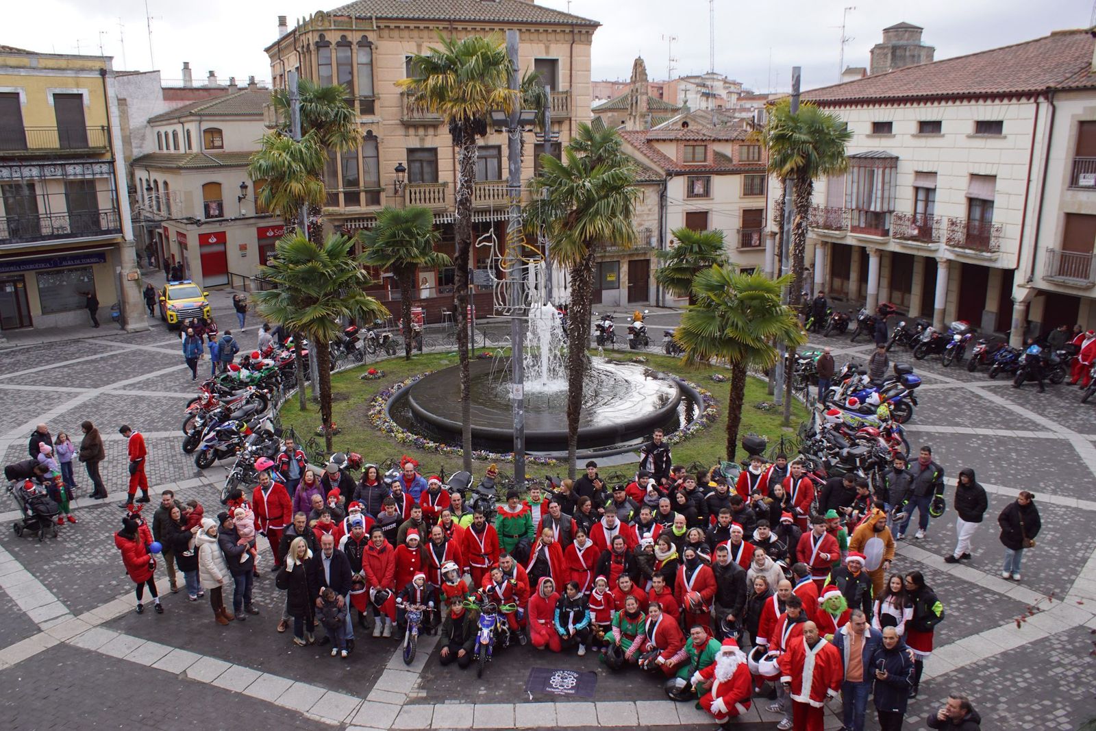 Alba de Tormes se despierta con el ruido de la 'Papanoelada motera' presidida por Papá Noel