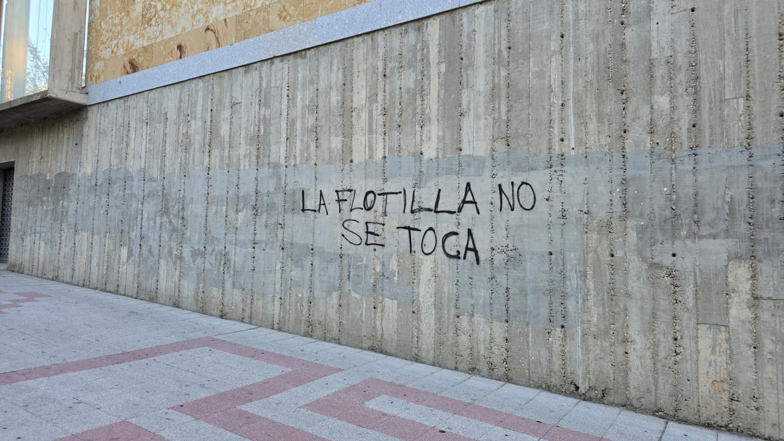 Realizan varias pintadas y ponen silicona en edificos públicos en protesta por Gaza