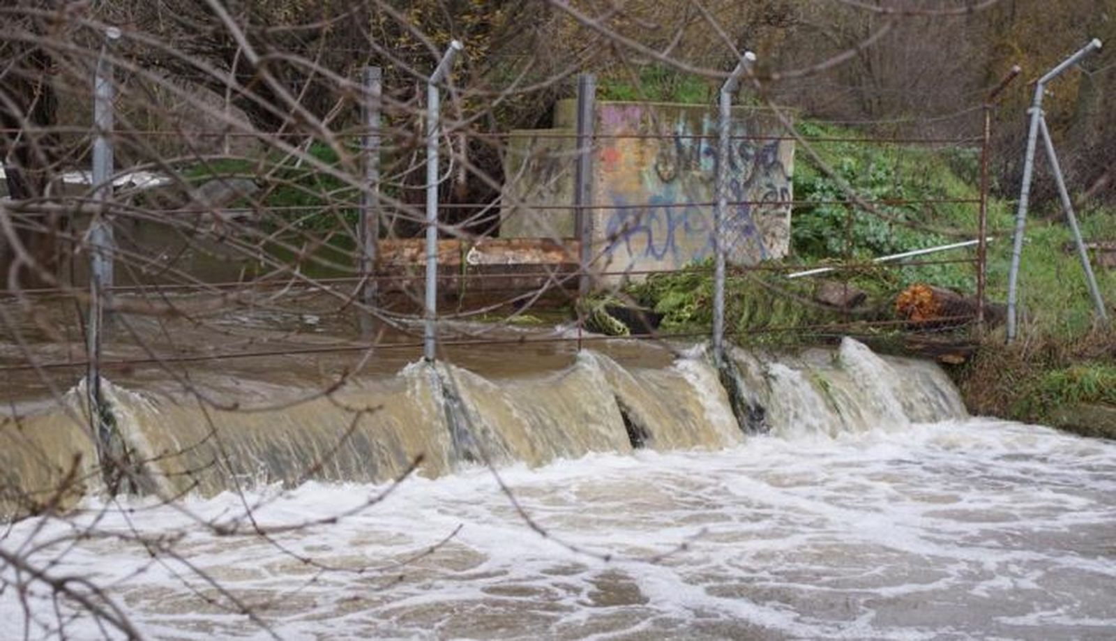 Caudal a su paso por las playas de Alba. Fotos: Juanes 