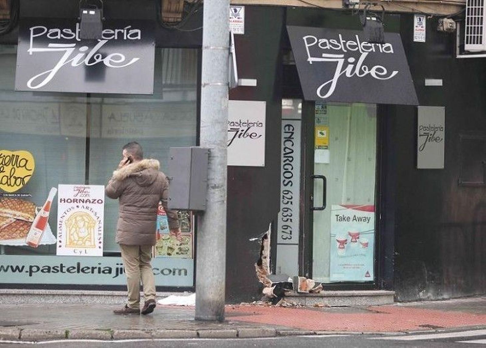 Un coche se empotra contra una pastelería tras atropellar a una joven